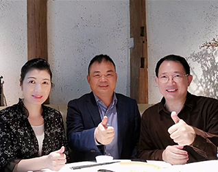 標王機房監控薛東山與單仁資訊集團單仁博士、賈鹛院長(cháng)合照