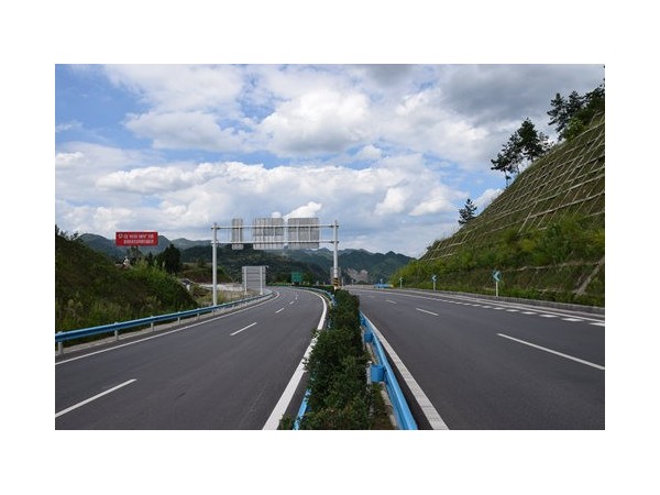 在無(wú)網(wǎng)絡(luò )區域實(shí)現高速公路配電室監控系統必選這款主機！